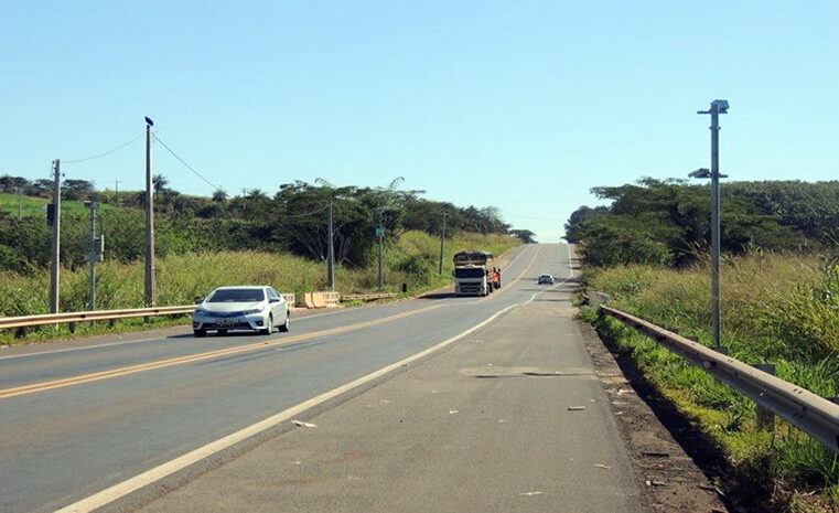 Acidente entre 2 veículos deixa 2 vítimas feridas na Rodovia Armando de Salles Oliveira