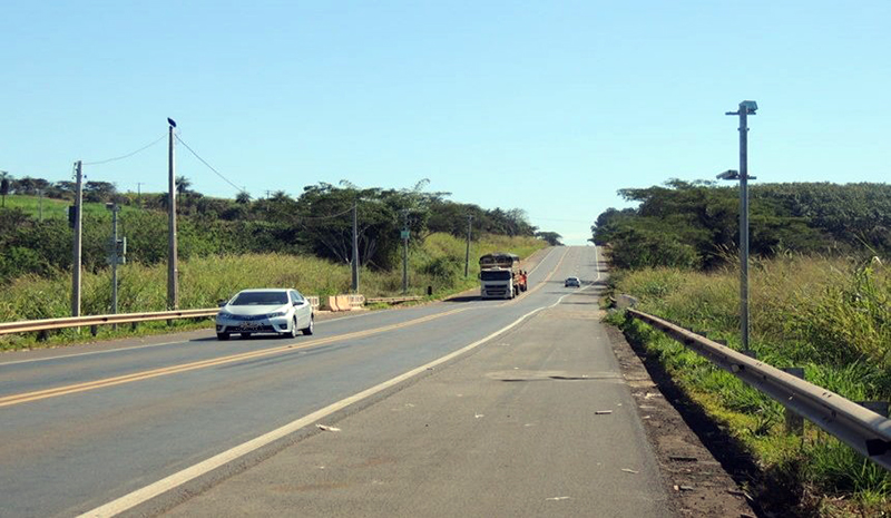 Acidente entre 2 veículos deixa 2 vítimas feridas na Rodovia Armando de Salles Oliveira