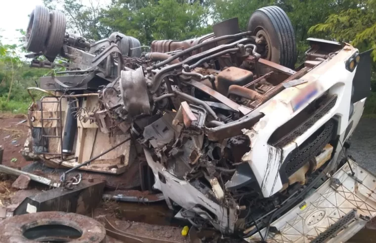 Caminhão tomba e fica totalmente destruído