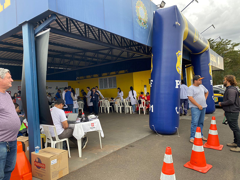 Notícias da PRF: traficante é preso depois de uma perseguição de mais de 50 km; motoristas ganham almoço no seu dia