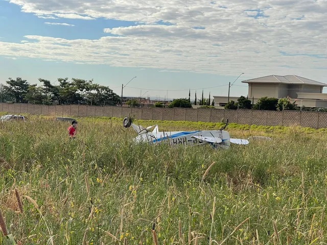 Aeronave faz pouso forçado e capota próximo de Catanduva