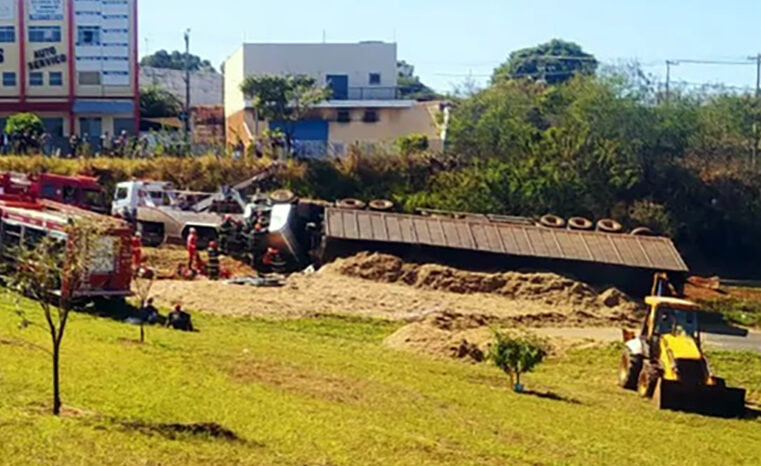 Caminhão de bagaço de cana tomba na BR 153 e interdita a pista