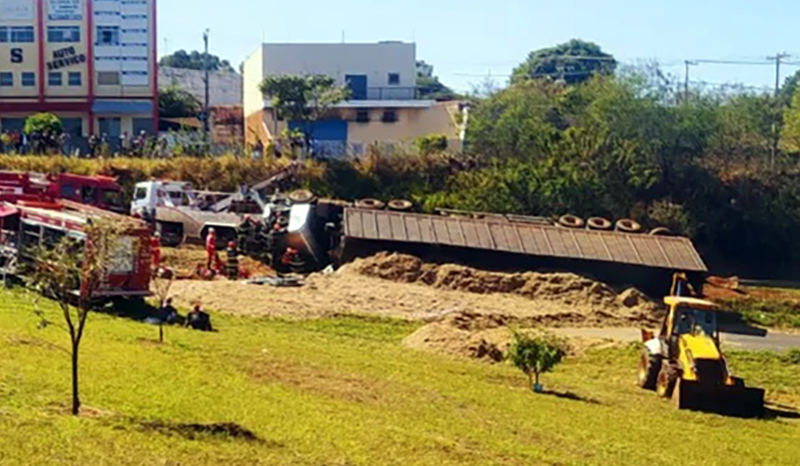 Caminhão de bagaço de cana tomba na BR 153 e interdita a pista