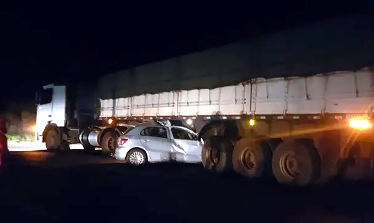 Jovem morre ao bater carro contra caminhão em rodovia SP-310