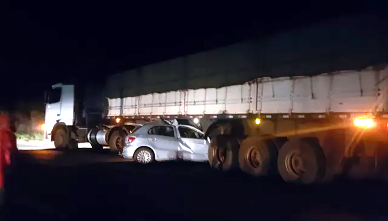 Jovem morre ao bater carro contra caminhão em rodovia SP-310