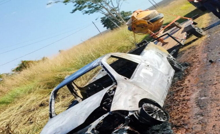 Carro pega fogo na Rodovia Assis Chateaubriand