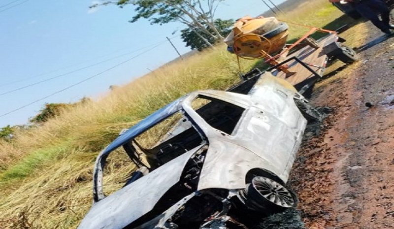 Carro pega fogo na Rodovia Assis Chateaubriand