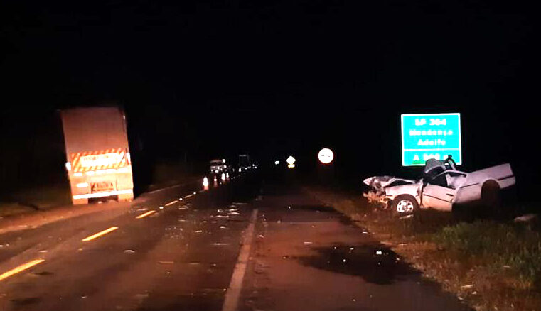 Motorista morre ao invadir pista contrária e bater de frente com carreta na BR-153