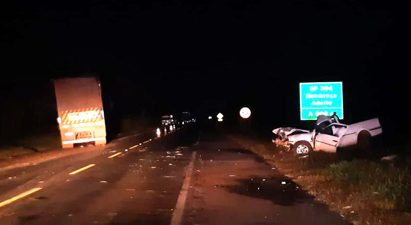 Motorista morre ao invadir pista contrária e bater de frente com carreta na BR-153