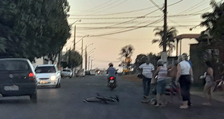 Provável embriagues atropela ciclista na vicinal e bate no trevo de Nova Granada