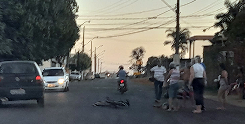 Provável embriagues atropela ciclista na vicinal e bate no trevo de Nova Granada