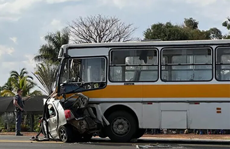 Caminhão bate na traseira de carro e o empurra contra ônibus, morre 2 no acidente