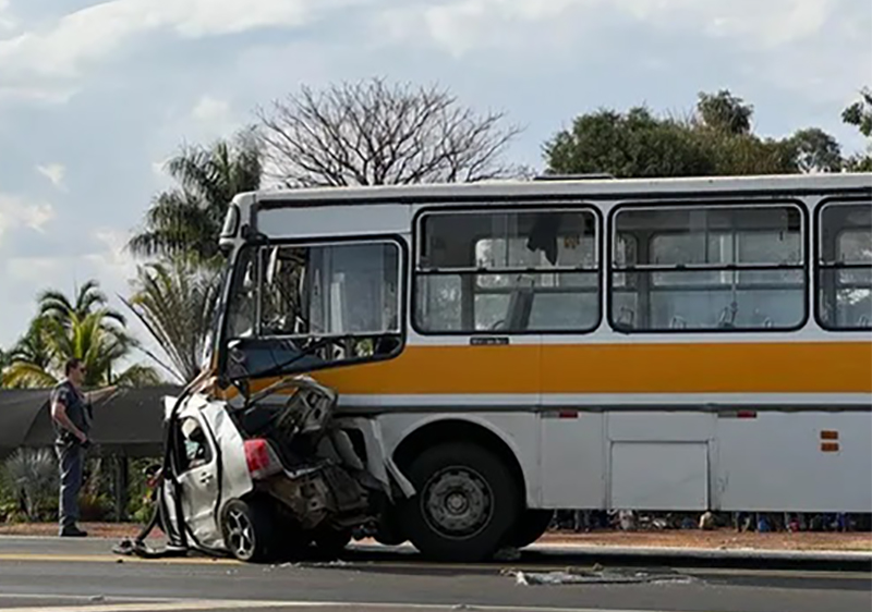 Caminhão bate na traseira de carro e o empurra contra ônibus, morre 2 no acidente