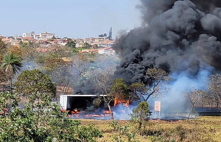 BR 153 fica interditada na região de Nova Granada por causa de caminhão que pegou fogo