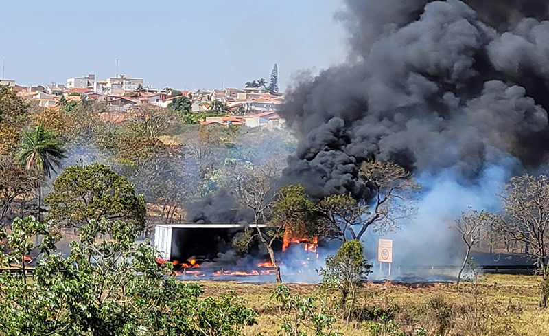 BR 153 fica interditada na região de Nova Granada por causa de caminhão que pegou fogo