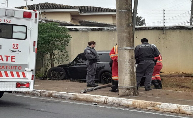 Motorista tem mal subido e bate BMW no muro de condomínio