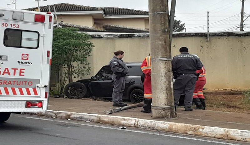 Motorista tem mal subido e bate BMW no muro de condomínio