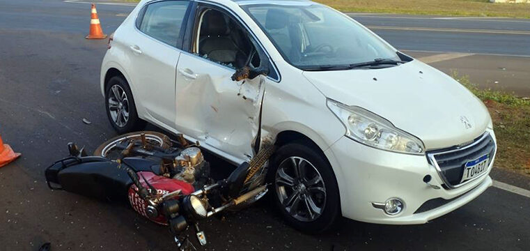 Colisão entre moto e carro na Assis Chateaubriand