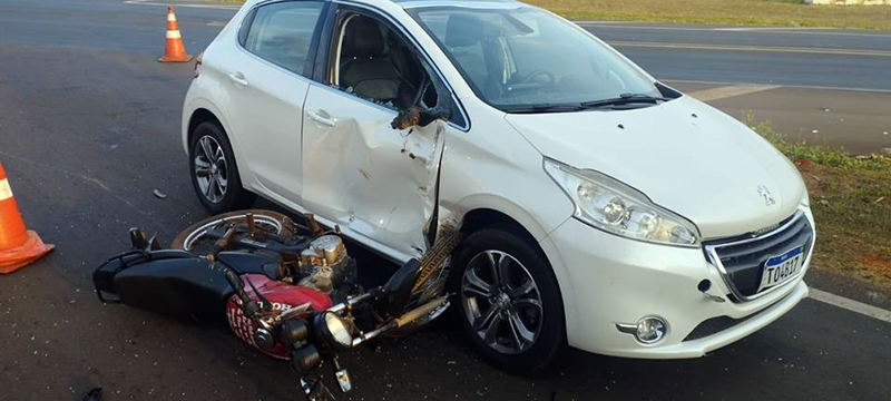 Colisão entre moto e carro na Assis Chateaubriand