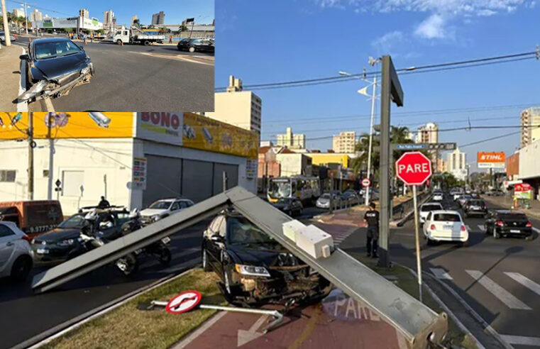 Depois de dois carros baterem um deles derruba semáforo em avenida