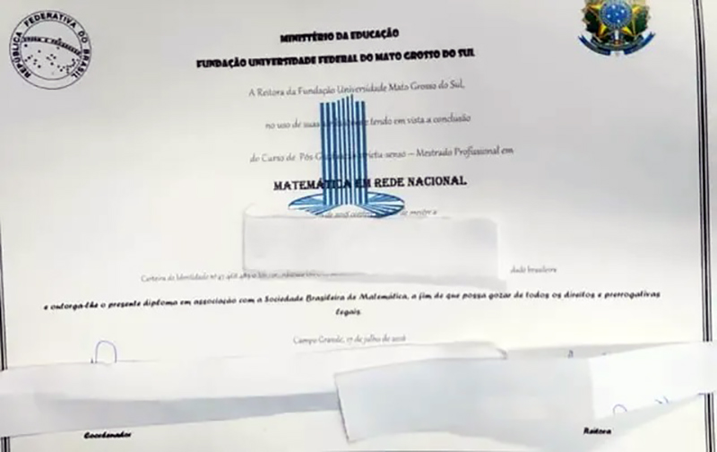 Polícia indicia professor que ministrou aulas de matemática em escolas com diplomas falsos por quase 10 anos