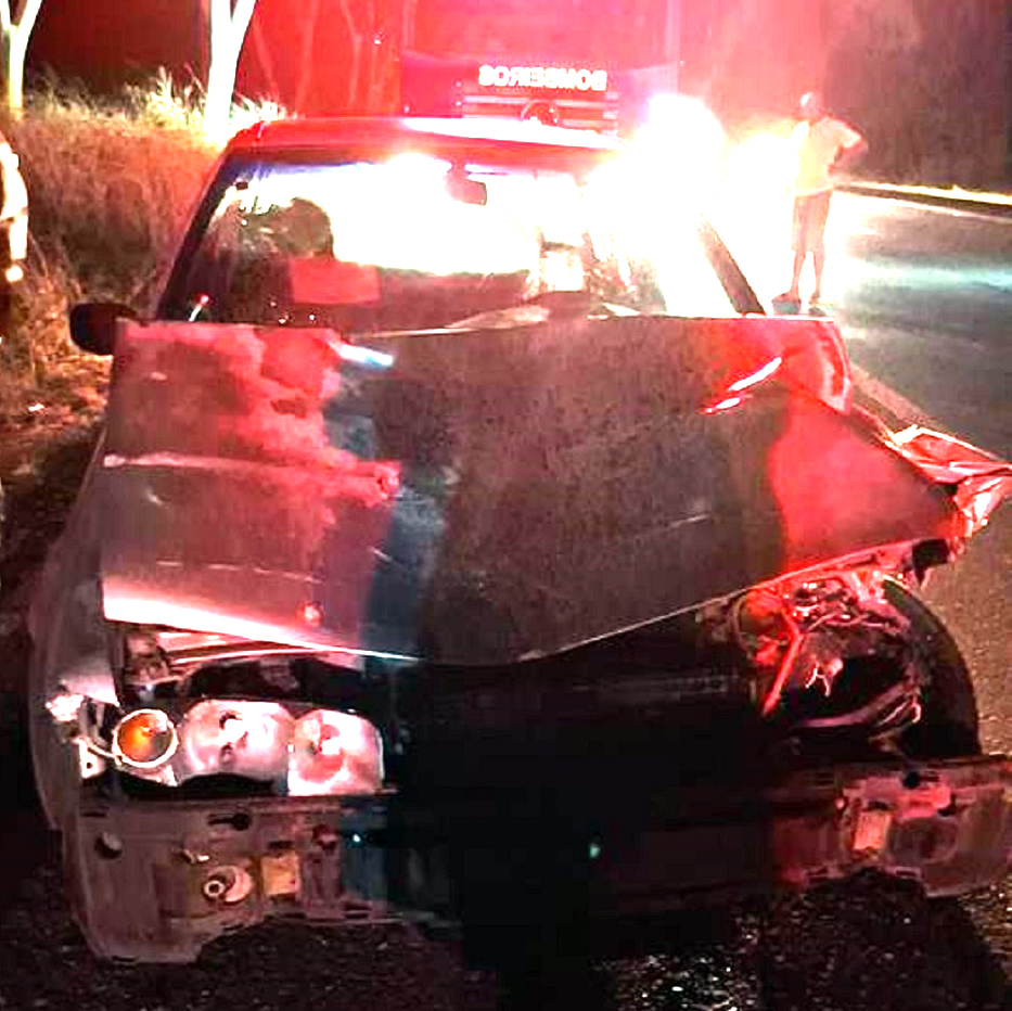 Ford Fiesta com 3 ocupantes bate na traseira de caminhão e deixa 2 vítimas