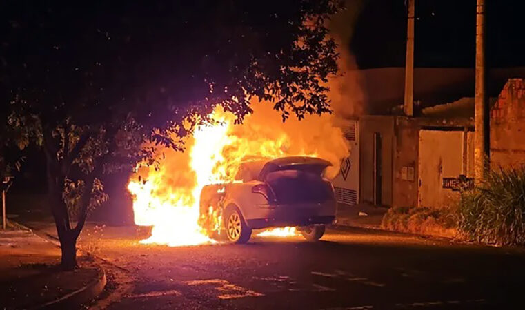 Homem tenta enforcar esposa e não satisfeito põe fogo no carro