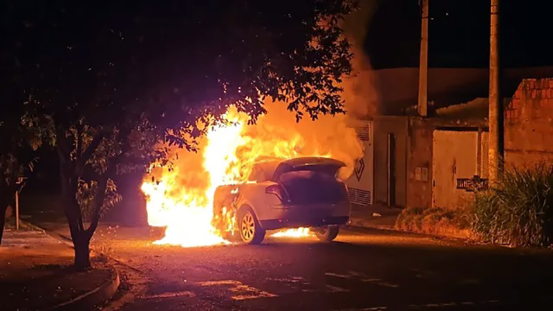 Homem tenta enforcar esposa e não satisfeito põe fogo no carro