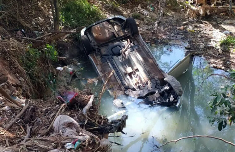 Idosa morre após carro cair em córrego