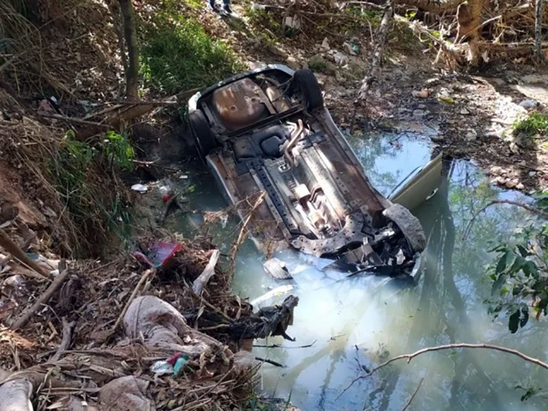 Idosa morre após carro cair em córrego