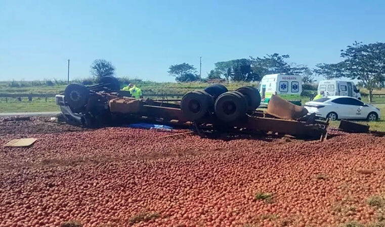 Motorista morre e jovem fica ferido após caminhão tombar em rodovia