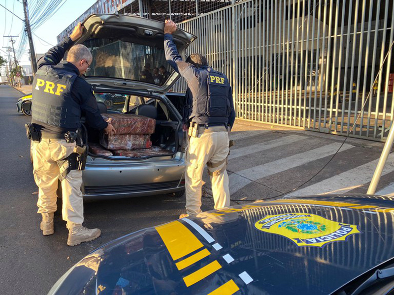 PRF faz perseguição em Fiat Palio por 10 km  com 195 kg de maconha na BR 153