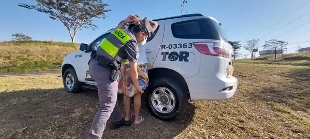 Passageira de ônibus é presa e flagrada com tijolos de pasta base de cocaína escondidos embaixo de saia