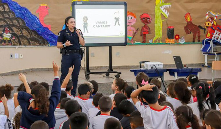 Patrulha Maria da Penha aborda violência doméstica em escola