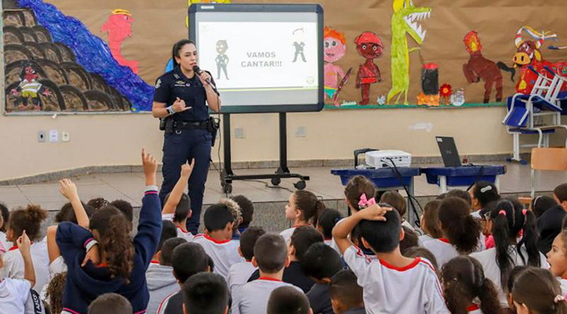 Patrulha Maria da Penha aborda violência doméstica em escola