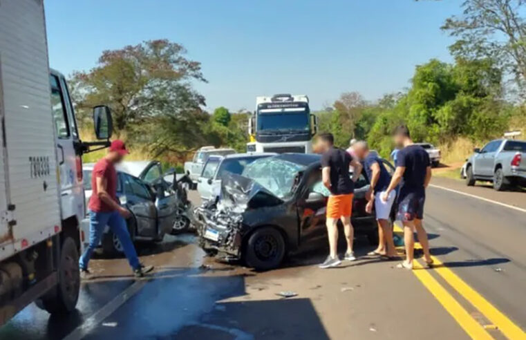 Tentando fazer ultrapassagem proibida motorista sem CNH provoca acidente