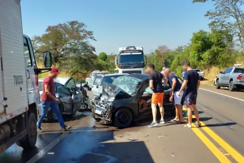 Tentando fazer ultrapassagem proibida motorista sem CNH provoca acidente