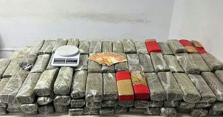 Dupla é presa após tentar fugir por telhado e polícia apreender 146 tijolos de maconha