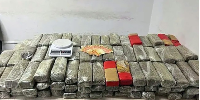 Dupla é presa após tentar fugir por telhado e polícia apreender 146 tijolos de maconha