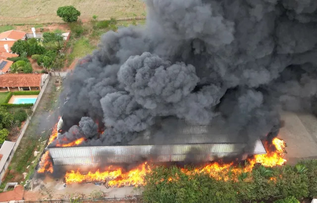 Incêndio de grandes proporções detona fábrica de flores artificiais