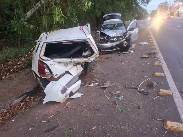 Acidente entre carros deixa 4 feridos em avenida