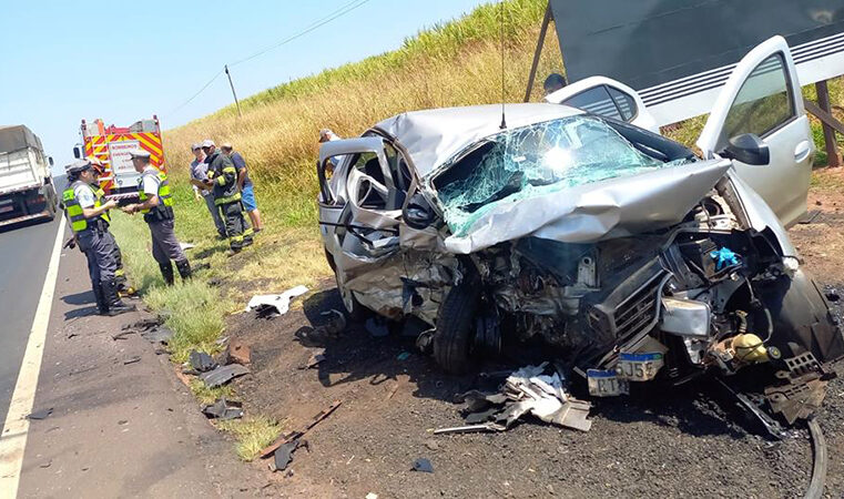 Colisão entre 3 veículos deixa uma pessoa morta e dois feridos perto da Ponte do Turvo