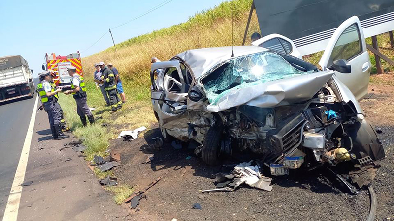 Colisão entre 3 veículos deixa uma pessoa morta e dois feridos perto da Ponte do Turvo