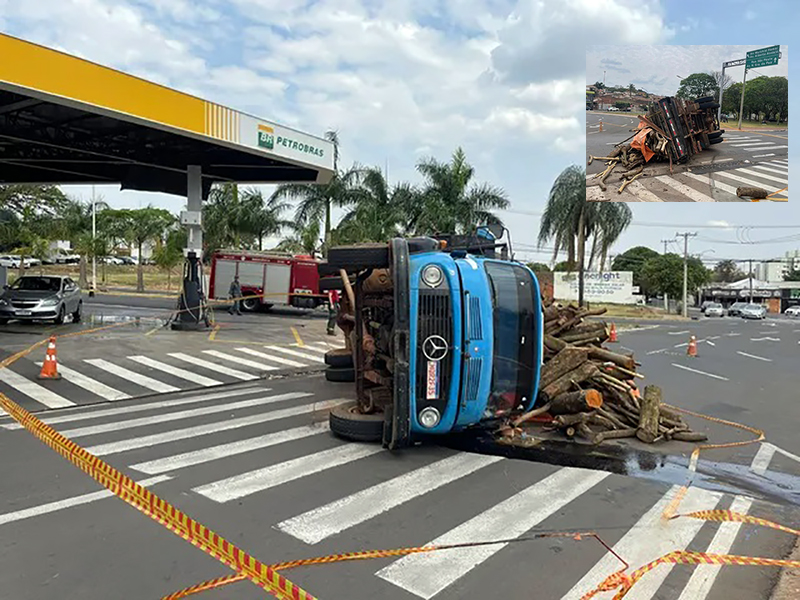 Caminhão carregado com troncos de árvore tomba em avenida