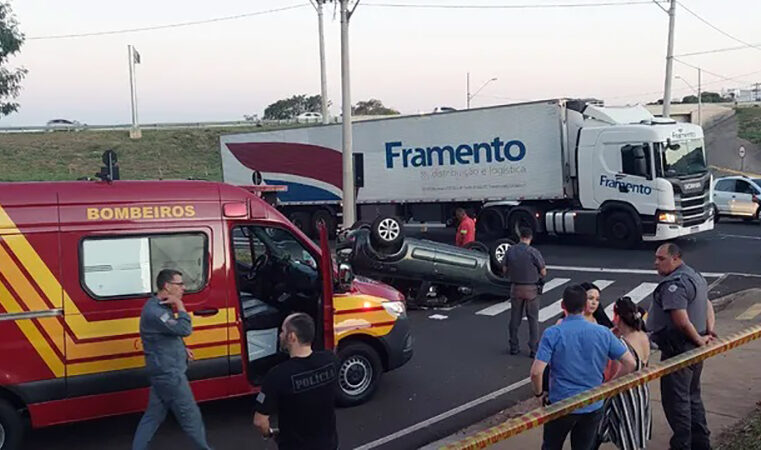 Carro de aplicativo bate em caminhão e fere motorista e passageira