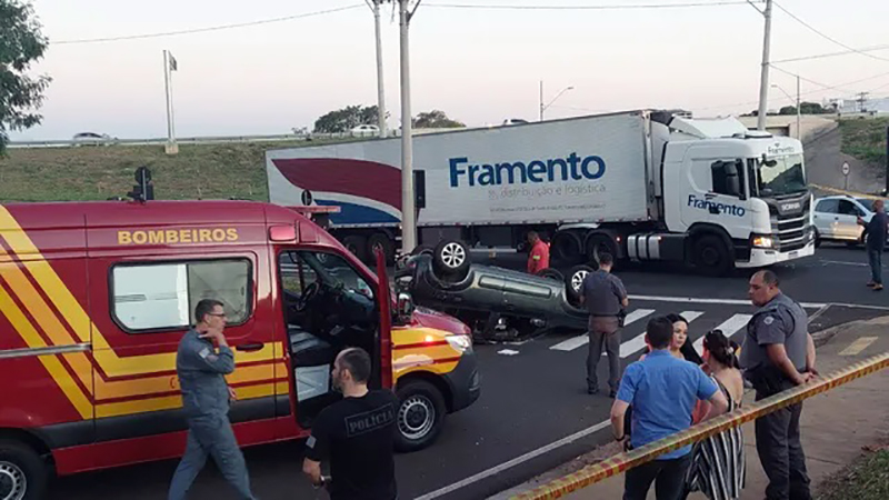 Carro de aplicativo bate em caminhão e fere motorista e passageira