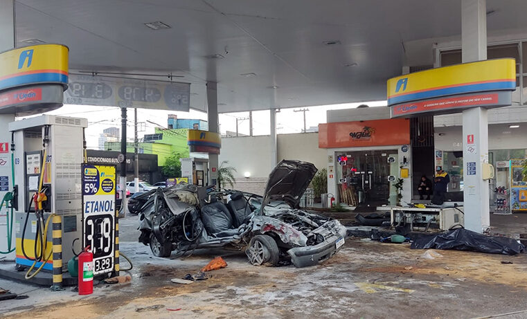 Carro invade posto de combustíveis após bater em poste, mata 3 e fere 3 gravemente