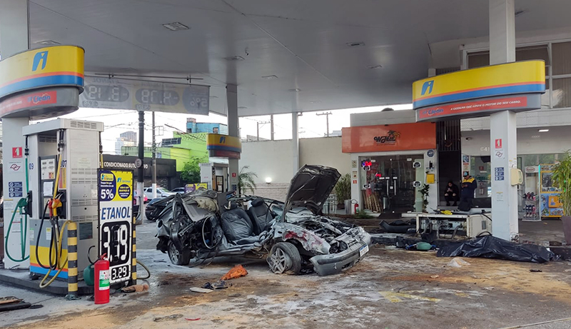 Carro invade posto de combustíveis após bater em poste, mata 3 e fere 3 gravemente