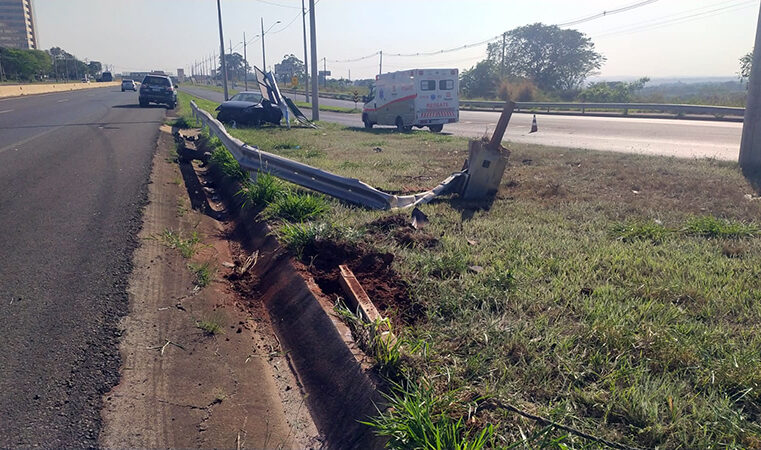 Motorista perde o controle, sai quebrando o guarda reio e capota na BR 153