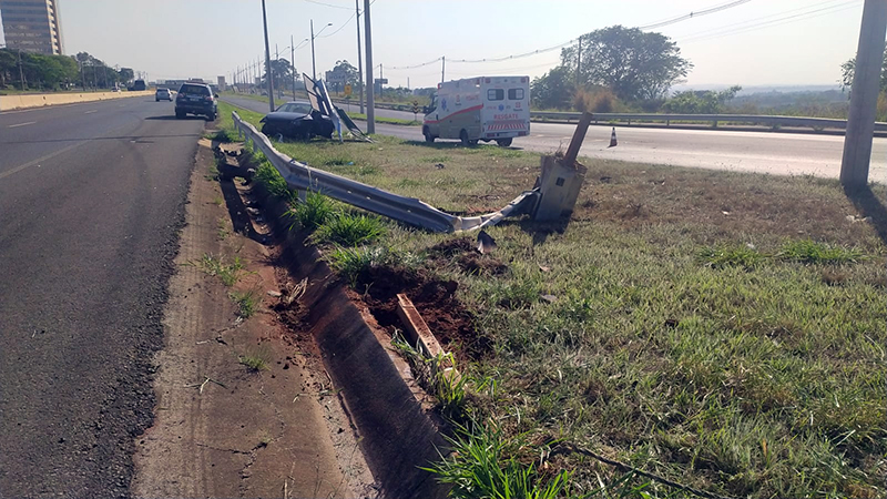 Motorista perde o controle, sai quebrando o guarda reio e capota na BR 153